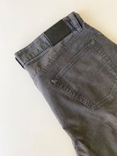 Load image into Gallery viewer, Hugo Boss Jeans W40 L24