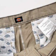 Load image into Gallery viewer, Dickies Shorts W33