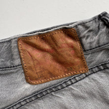 Load image into Gallery viewer, Levi’s 501 W30 L32