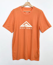 Load image into Gallery viewer, Nike T-shirt (M)