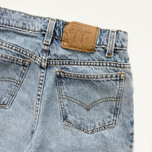 Load image into Gallery viewer, 90s Levi’s 550 Denim Shorts W26