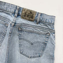Load image into Gallery viewer, 90s Levi’s Silver Tab Denim Shorts W32