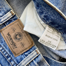Load image into Gallery viewer, Wrangler Denim Shorts W38