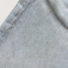 Load image into Gallery viewer, Levi’s 502 Shorts W32
