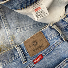 Load image into Gallery viewer, Wrangler Jeans W40 L30
