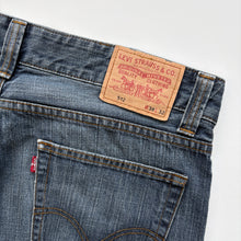 Load image into Gallery viewer, Levi’s 512 Denim Shorts W38