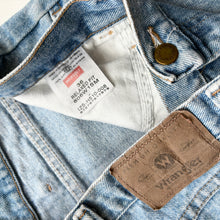 Load image into Gallery viewer, Wrangler Denim Shorts W36