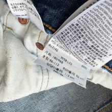 Load image into Gallery viewer, Levi’s 501 Denim Shorts W38