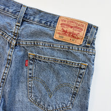 Load image into Gallery viewer, Levi’s 505 Shorts W32
