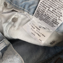 Load image into Gallery viewer, Levi’s 502 Shorts W32