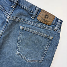 Load image into Gallery viewer, Wrangler Denim Shorts W38