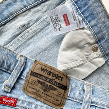 Load image into Gallery viewer, Wrangler Denim Shorts W38