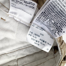 Load image into Gallery viewer, Levi’s Cargo Shorts W30