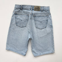 Load image into Gallery viewer, 90s Levi’s Silver Tab Denim Shorts W32
