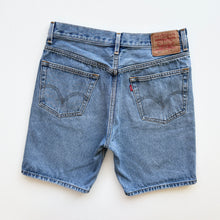 Load image into Gallery viewer, Levi’s 505 Shorts W32