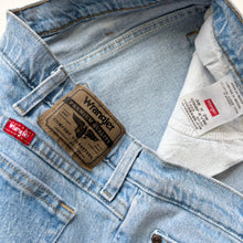 Load image into Gallery viewer, Wrangler Denim Shorts W32