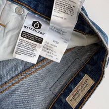 Load image into Gallery viewer, Women’s Levi’s Denim Shorts W26