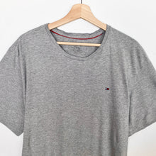 Load image into Gallery viewer, Tommy Hilfiger T-shirt (XL)