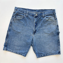 Load image into Gallery viewer, Wrangler Carpenter Shorts W40