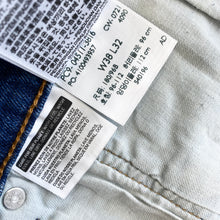 Load image into Gallery viewer, Levi’s 511 Shorts W38