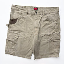 Load image into Gallery viewer, Wrangler Cargo Shorts W38