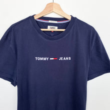 Load image into Gallery viewer, Tommy Hilfiger T-shirt (XL)