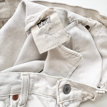 Load image into Gallery viewer, 90s Levi’s 501 Shorts W34