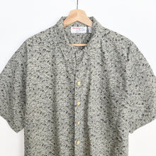 Load image into Gallery viewer, 90s Abstract Crazy Print Shirt (L)