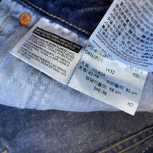 Load image into Gallery viewer, Levi’s 501 Shorts W32