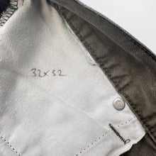 Load image into Gallery viewer, Distressed Carhartt Jeans W32 L32