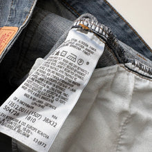 Load image into Gallery viewer, Levi’s 512 Denim Shorts W38