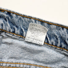 Load image into Gallery viewer, 90s Levi’s 550 Denim Shorts W26
