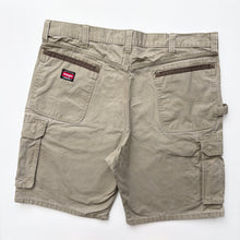 Load image into Gallery viewer, Wrangler Cargo Shorts W38