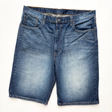 Load image into Gallery viewer, Levi’s 569 Denim Shorts W38