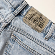 Load image into Gallery viewer, 90s Levi’s Silver Tab Denim Shorts W32