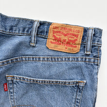 Load image into Gallery viewer, Levi’s 550 Denim Shorts W38