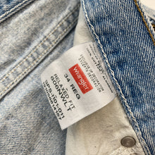 Load image into Gallery viewer, Wrangler Denim Shorts W34