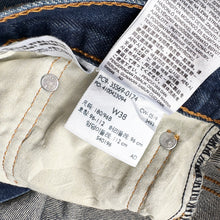 Load image into Gallery viewer, Levi’s 569 Denim Shorts W38