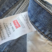 Load image into Gallery viewer, BNWT Wrangler Carpenter Shorts W42