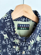 Load image into Gallery viewer, 90s Crazy Print Shirt (L)