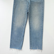Load image into Gallery viewer, Women Levi’s Cropped Jeans W28 L25