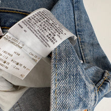 Load image into Gallery viewer, Levi’s 550 Denim Shorts W38