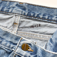Load image into Gallery viewer, Carhartt Jeans W36 L28