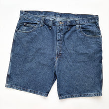 Load image into Gallery viewer, Wrangler Carpenter Shorts W44