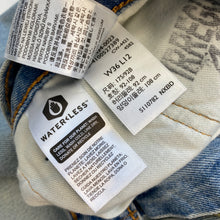Load image into Gallery viewer, Levis 469 Shorts W36