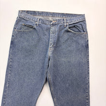 Load image into Gallery viewer, Wrangler Jeans W38 L30