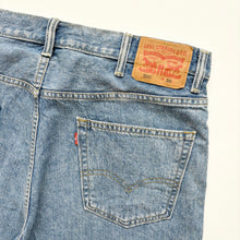 Load image into Gallery viewer, Levi’s 550 Denim Shorts W38