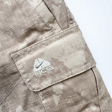 Load image into Gallery viewer, BNWT Women’s 00s Nike ACG Cargo Shorts (M)