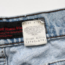 Load image into Gallery viewer, 90s Levi’s Silver Tab Denim Shorts W32