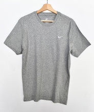 Load image into Gallery viewer, Nike T-shirt (M)
